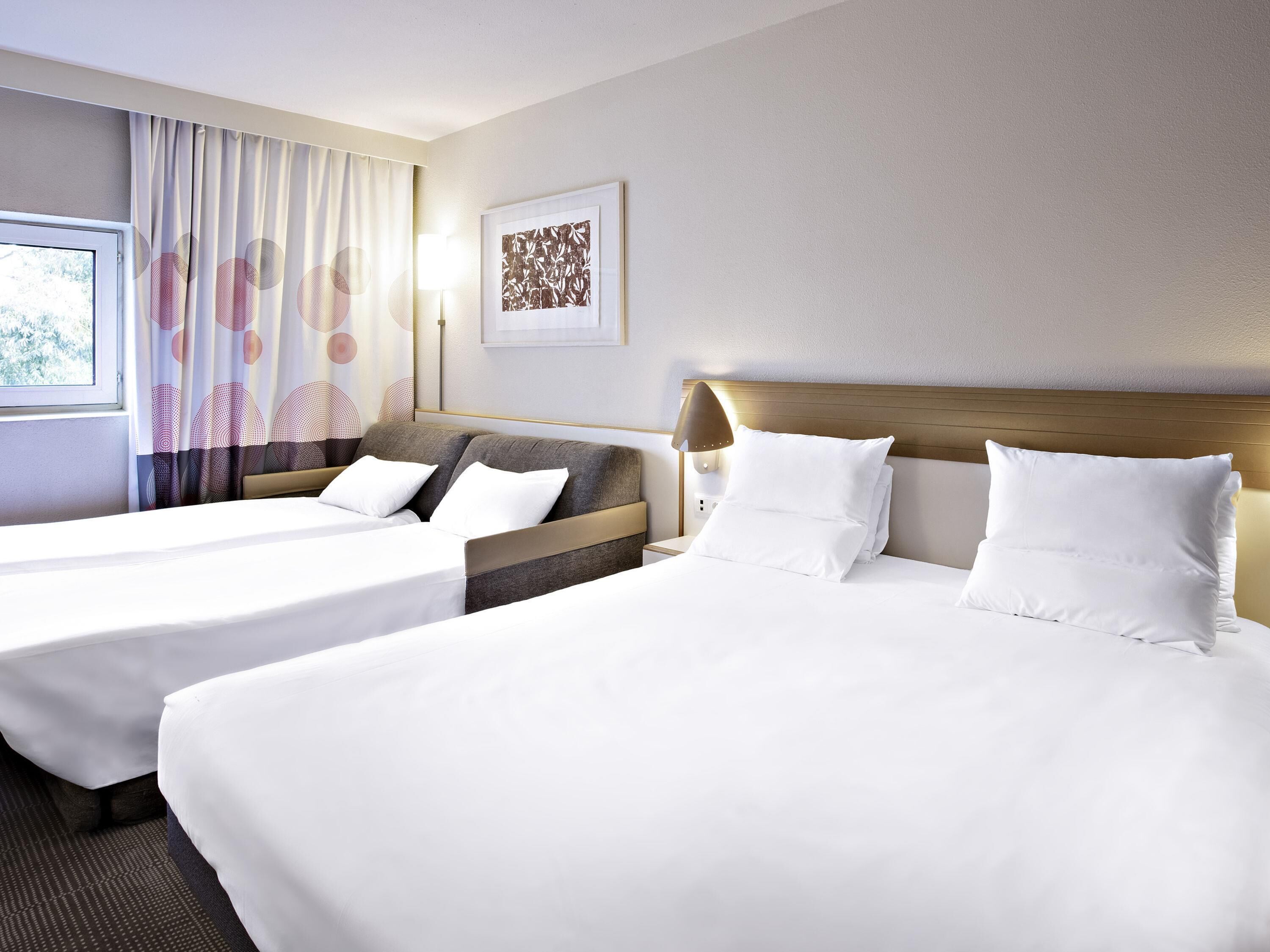 Roupas de cama premium, cofres nos quartos, escrivaninha