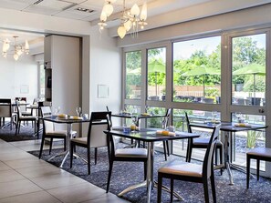 朝食、ランチ、ディナーに営業