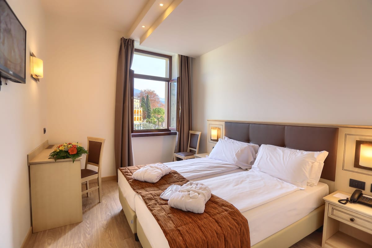 Superior Double Room, Lake View | Bar mini, peti besi dalam bilik, meja, ruang kerja komputer riba