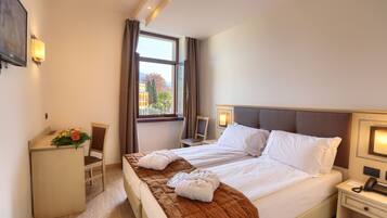 Superior-Doppelzimmer, Seeblick | Minibar, Zimmersafe, Schreibtisch, laptopgeeigneter Arbeitsplatz