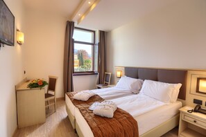 Dobbeltrom – superior, utsikt mot innsjø | Minibar, safe på rommet, skrivebord og skrivebord for bærbar PC