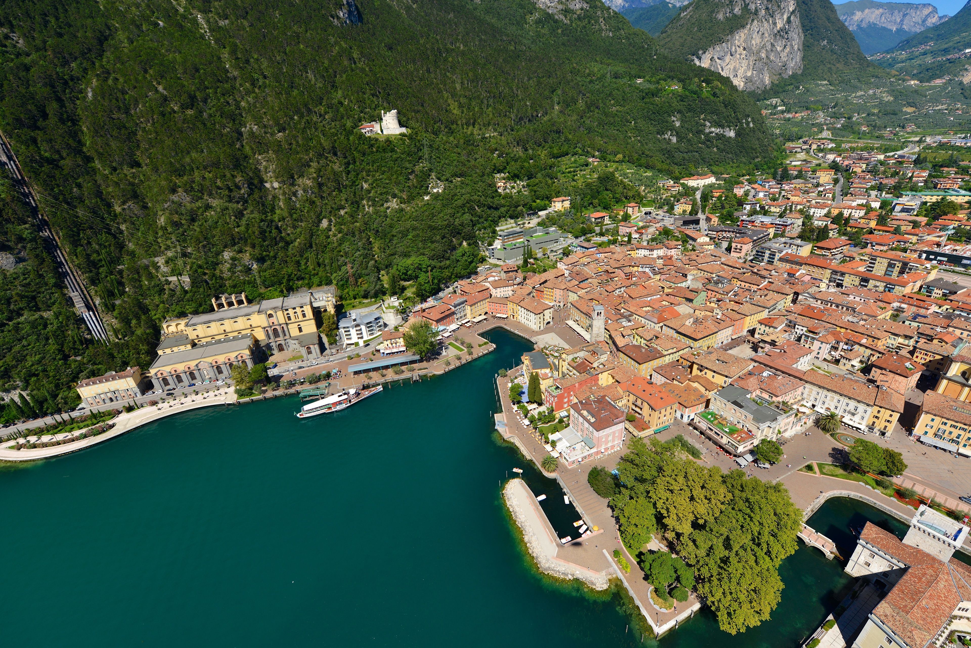 Una cittadina costiera con un fiume, edifici e un castello.