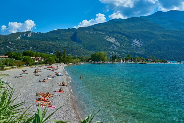 Beach nearby, white sand - Hotel Europa Sky Pool & Panorama (Riva del Garda)