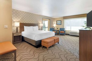 Suite, 1 King Bed, Non Smoking, Balcony | Premium bedding, desk, blackout drapes, iron/ironing board