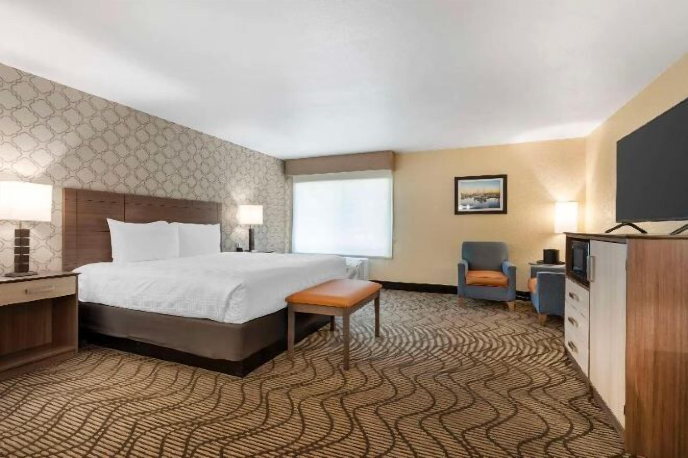 Ylelliset vuodevaatteet, työpöytä, pimennysverhot, silitysrauta/-lauta