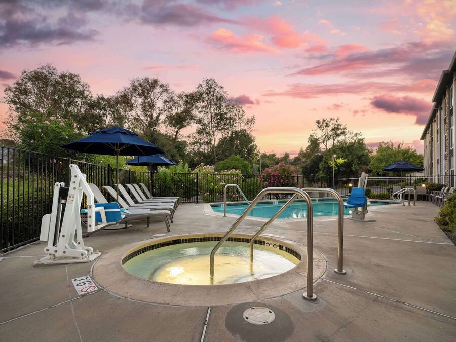 Una piscina al aire libre