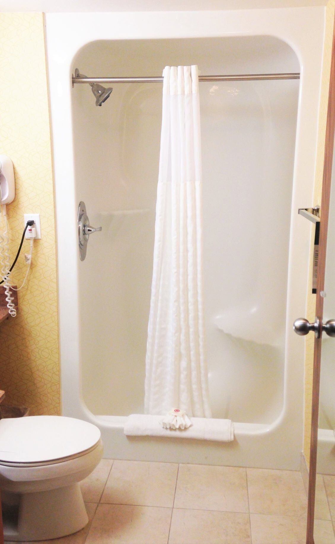 Banheiro | Produtos de toalete grátis, secador de cabelo, toalhas de banho 