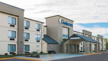 A Comfort Inn hotel with a modern facade, multiple floors, and a covered entrance.