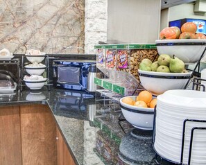 Free daily buffet breakfast - Comfort Inn Metro Airport (Romulus)