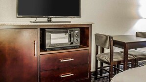 Iron/ironing board, cribs (surcharge), rollaway beds (surcharge) - Econo Lodge Scranton near Montage Mountain (Scranton)