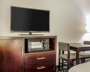 Iron/ironing board, cribs/infant beds, rollaway beds, free WiFi - Econo Lodge Scranton near Montage Mountain (Scranton)