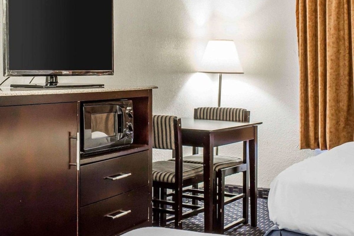 Iron/ironing board, cribs (surcharge), rollaway beds (surcharge)