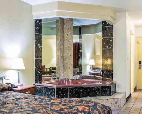Iron/ironing board, cots/infant beds, rollaway beds, free WiFi. Econo Lodge Scranton near Montage Mountain