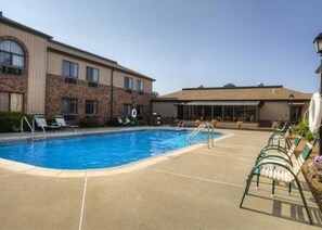Seasonal outdoor pool, pool umbrellas, sun loungers - Quality Inn & Suites Marion (Marion)