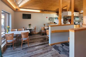 朝食 (フル ブレックファスト)、毎日提供 (無料)