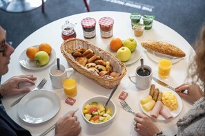 Desayuno continental diario (EUR 12.9 por persona)