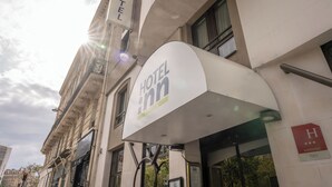 A hotel sign with "HOTEL INN DESIGN" and a rating of 3 stars. - Hotel Inn Design Paris Place d'Italie (Paris)