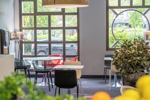 Petit déjeuner continental (12.9 EUR par personne)