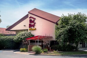 Exterior - Red Roof Inn PLUS+ West Springfield (West Springfield)