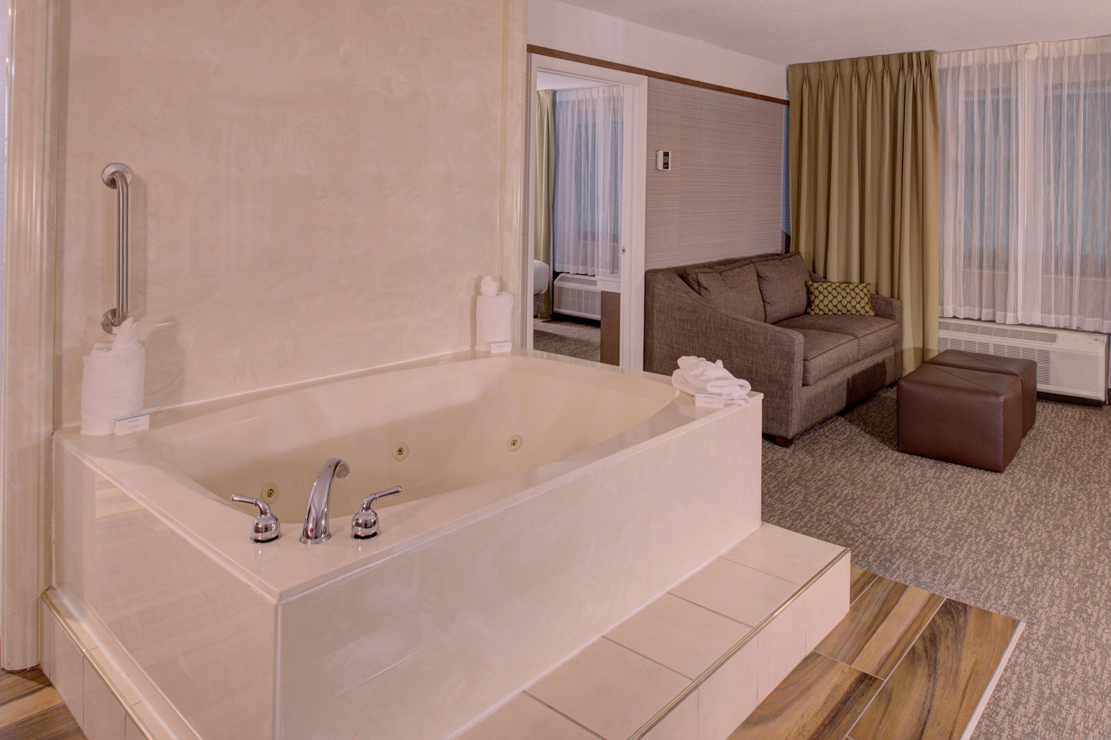 executive suite, 1 king bed | bathroom | combined shower/bathtub, hydromassage showerhead, designer toiletries