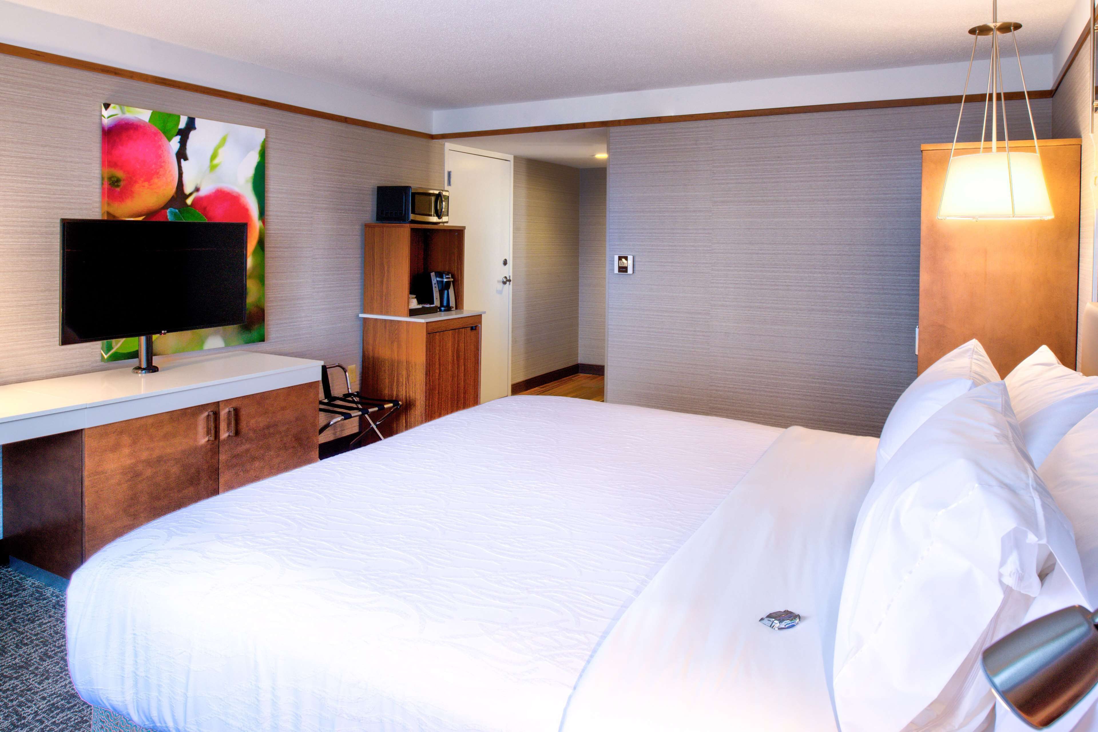 in-room safe, desk, laptop workspace, blackout curtains