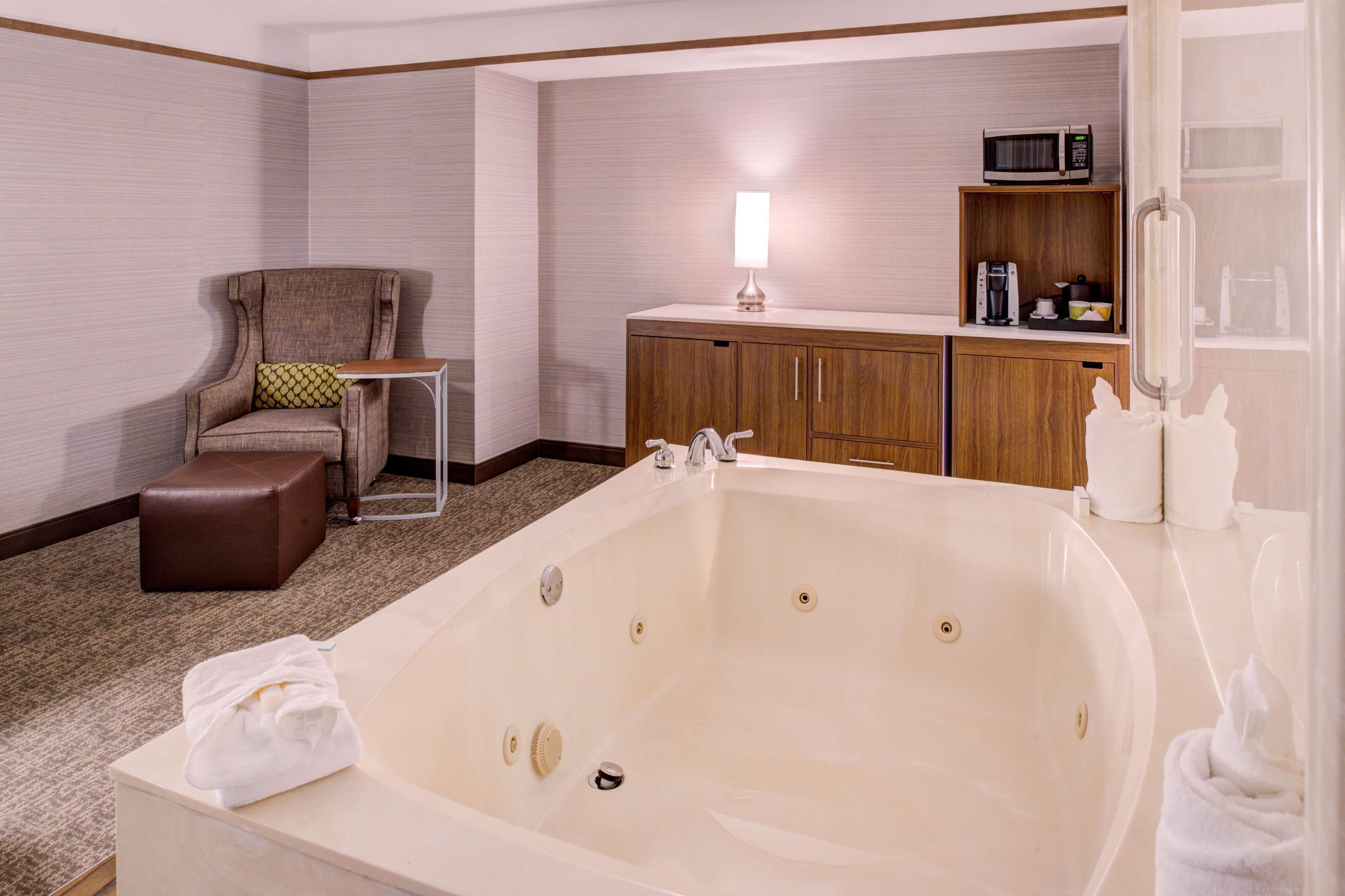executive suite, 1 king bed | bathroom | combined shower/bathtub, hydromassage showerhead, designer toiletries