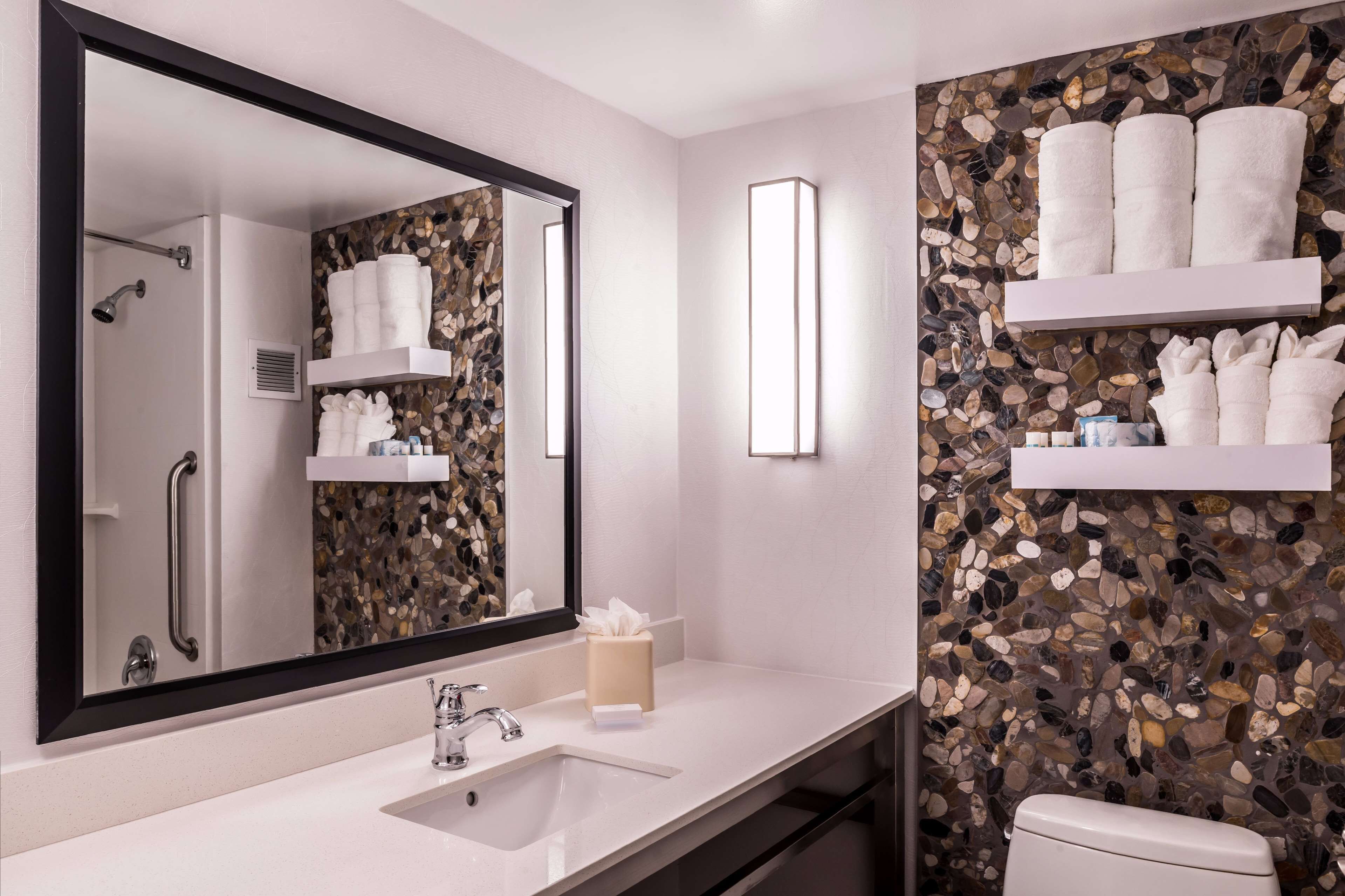 Combined shower/bathtub, hydromassage showerhead, designer toiletries