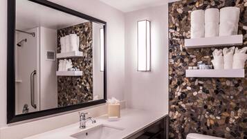 Combined shower/bathtub, hydromassage showerhead, designer toiletries