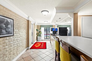 Breakfast area - Econo Lodge Augusta North - Washington Road (Augusta)