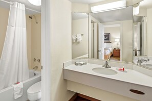 Suíte, 1 cama King e sofá-cama, para não fumantes | Banheiro | Chuveiro/banheira combinados, produtos de toalete grátis