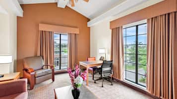 Suite, 1 Katil Raja (King) dengan Katil Sofa, Non Smoking | Peralatan tempat tidur premium, meja, ruang kerja komputer riba