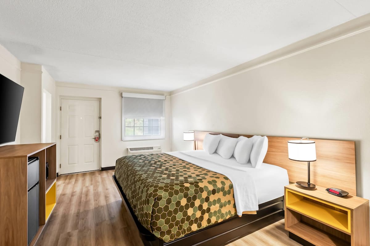 Standard Room, 1 King Bed, Non Smoking | Premium bedding, desk, laptop workspace, blackout drapes