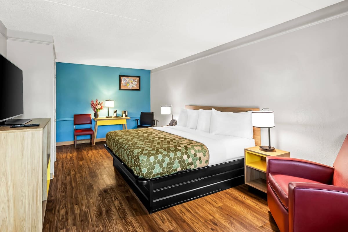 Room, 1 King Bed, Smoking | Premium bedding, desk, laptop workspace, blackout drapes