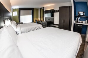 Habitación estándar, 2 camas de matrimonio | Caja fuerte, escritorio, espacio para trabajar con un portátil
