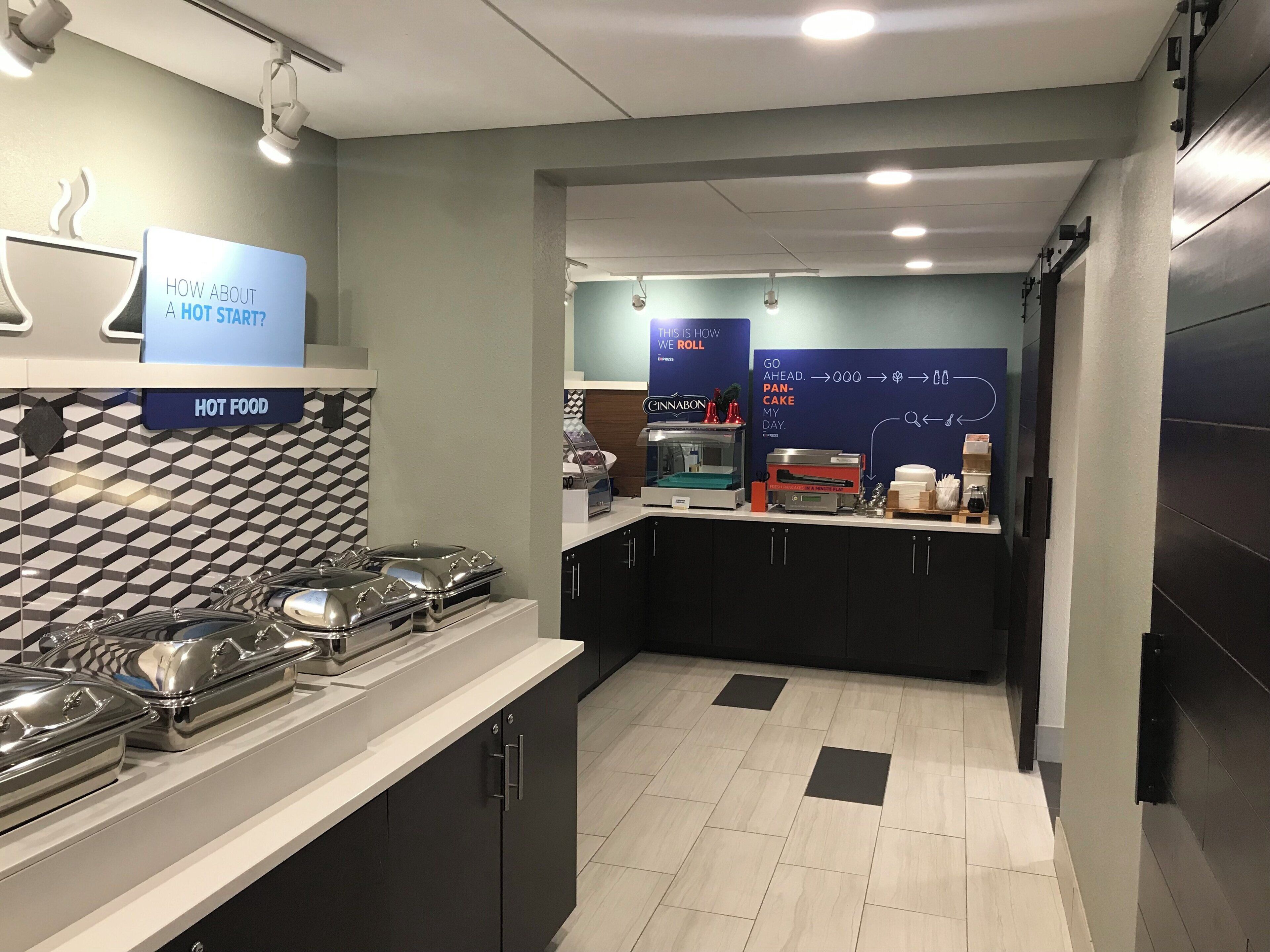Un espace cuisine moderne avec un buffet, comprenant des récipients hermétiques pour les aliments et une machine à café.