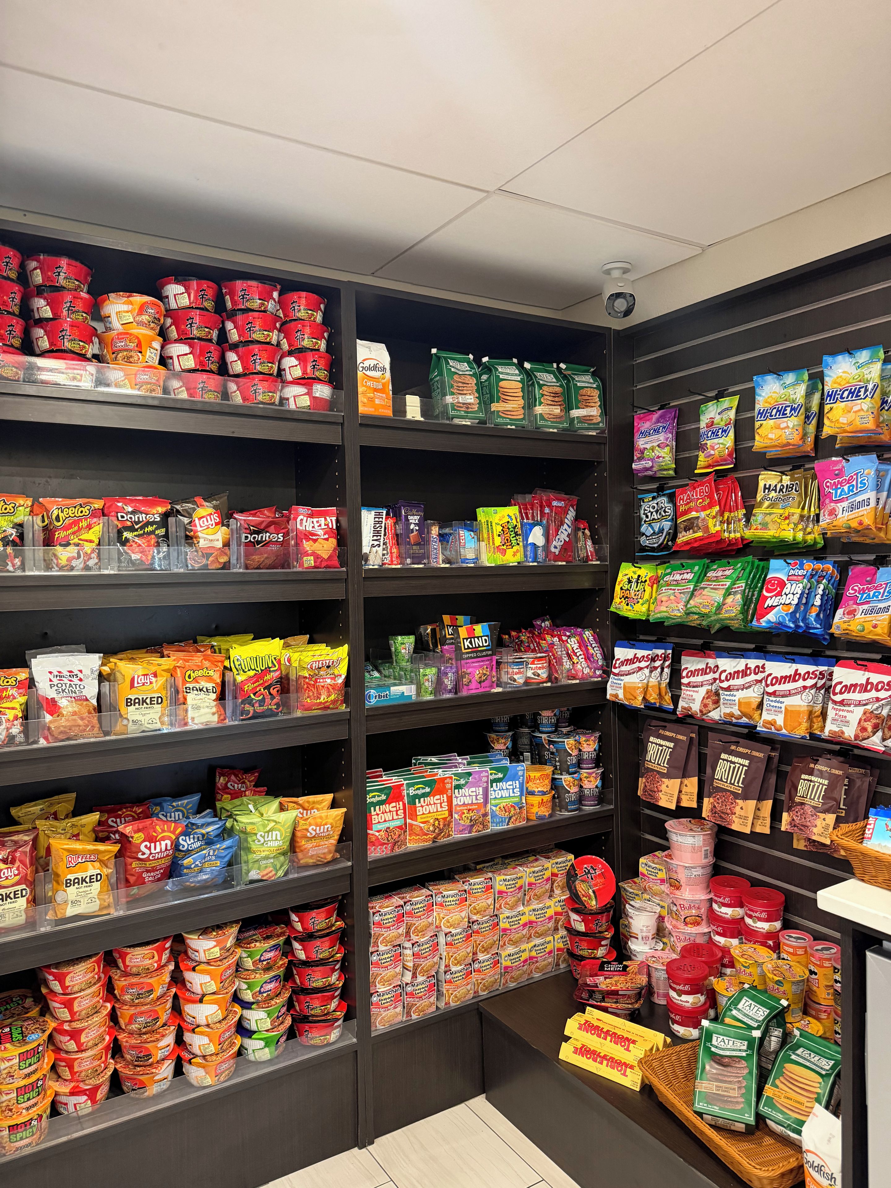 En snackreol med forskellige pakkeret mad.