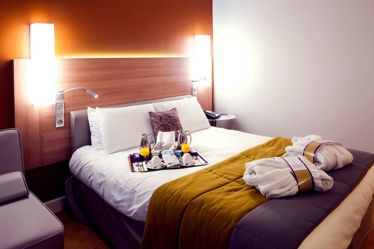 Premium bedding, in-room safe, individually furnished, laptop workspace