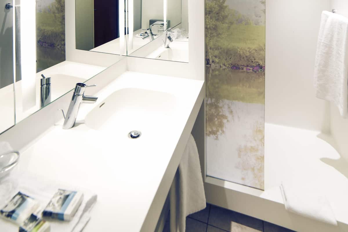 Classic Room, 1 Double Bed | Premium bedding, in-room safe, individually furnished, laptop workspace