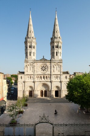 Una gran catedral con dos altas torres y un rosetón central.