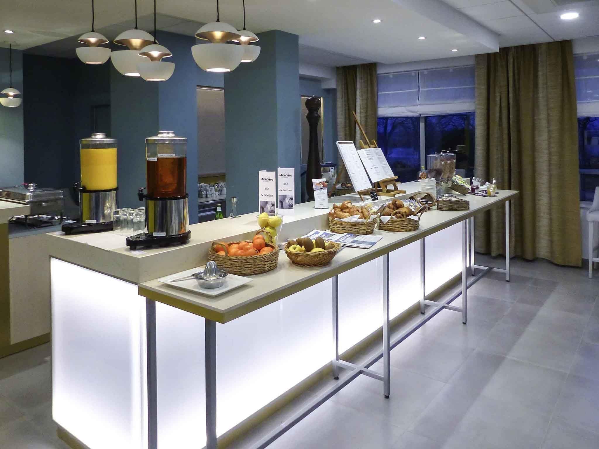 Pemandangan kolam renang, dibuka pada hari-hari tertentu 