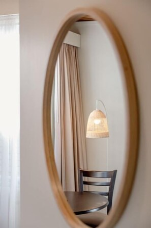 Superior One Bedroom Queen Apartment | Living area