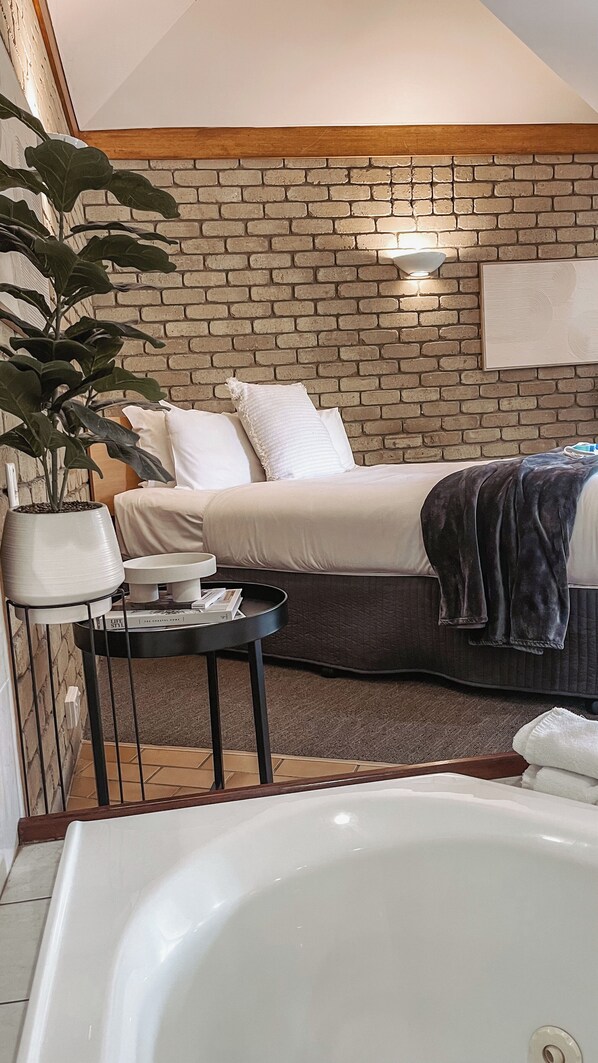 Spa Room | 1 bedroom, premium bedding, minibar, desk