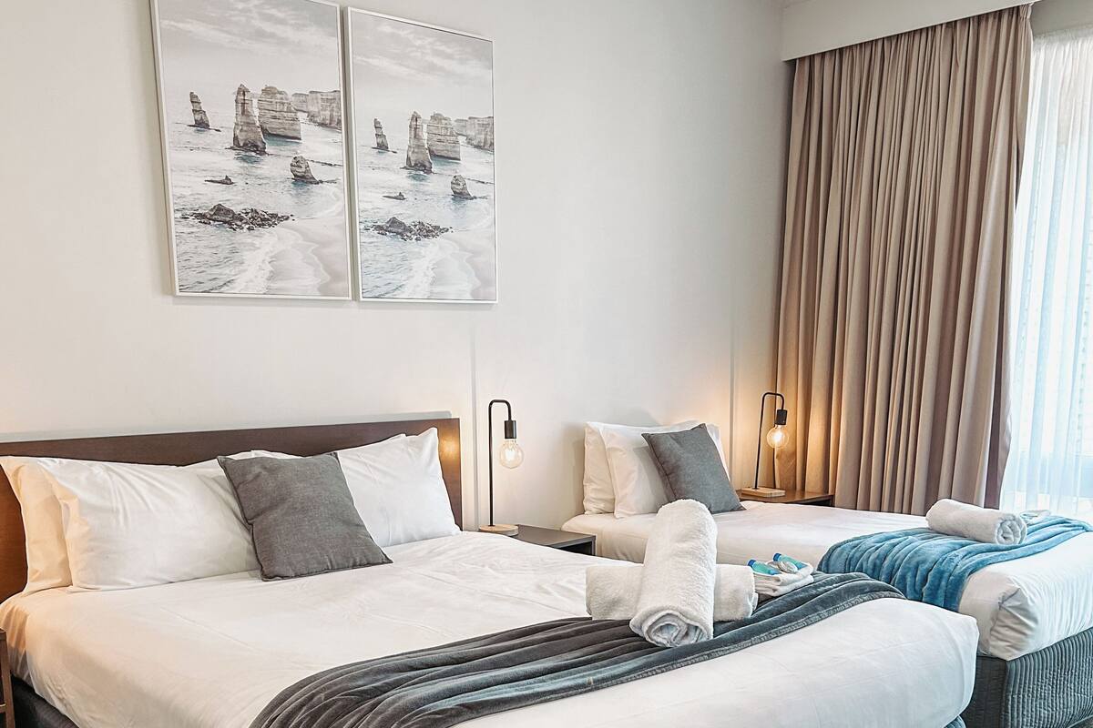 Tomannsrom – superior | Sengetøy av topp kvalitet, minibar, skrivebord og strykejern/-brett