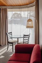 Apartamento superior, 1 quarto (King) | Área de estar | TV 32 polegadas com canais a cabo
