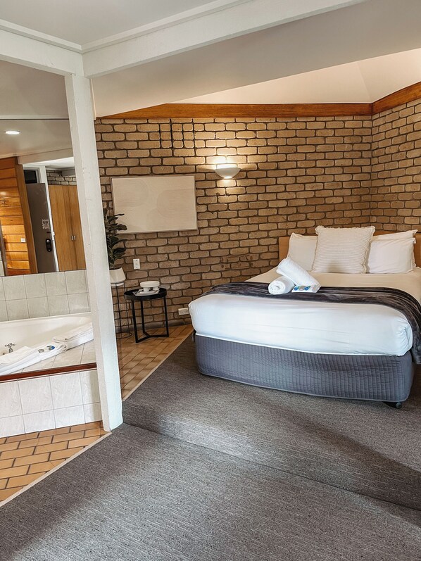 Standardzimmer, Whirlpool (Spa) | Hochwertige Bettwaren, Minibar, Schreibtisch, Bügeleisen/Bügelbrett