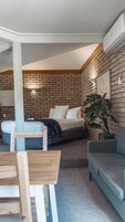 Quarto standard, banheira de hidromassagem (Spa) | Área de estar | TV 32 polegadas com canais a cabo