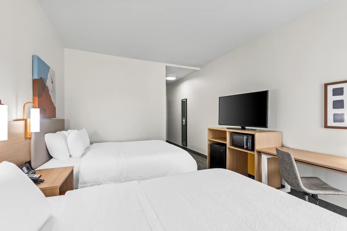 Roupas de cama premium, escrivaninha, espaço de trabalho para notebook