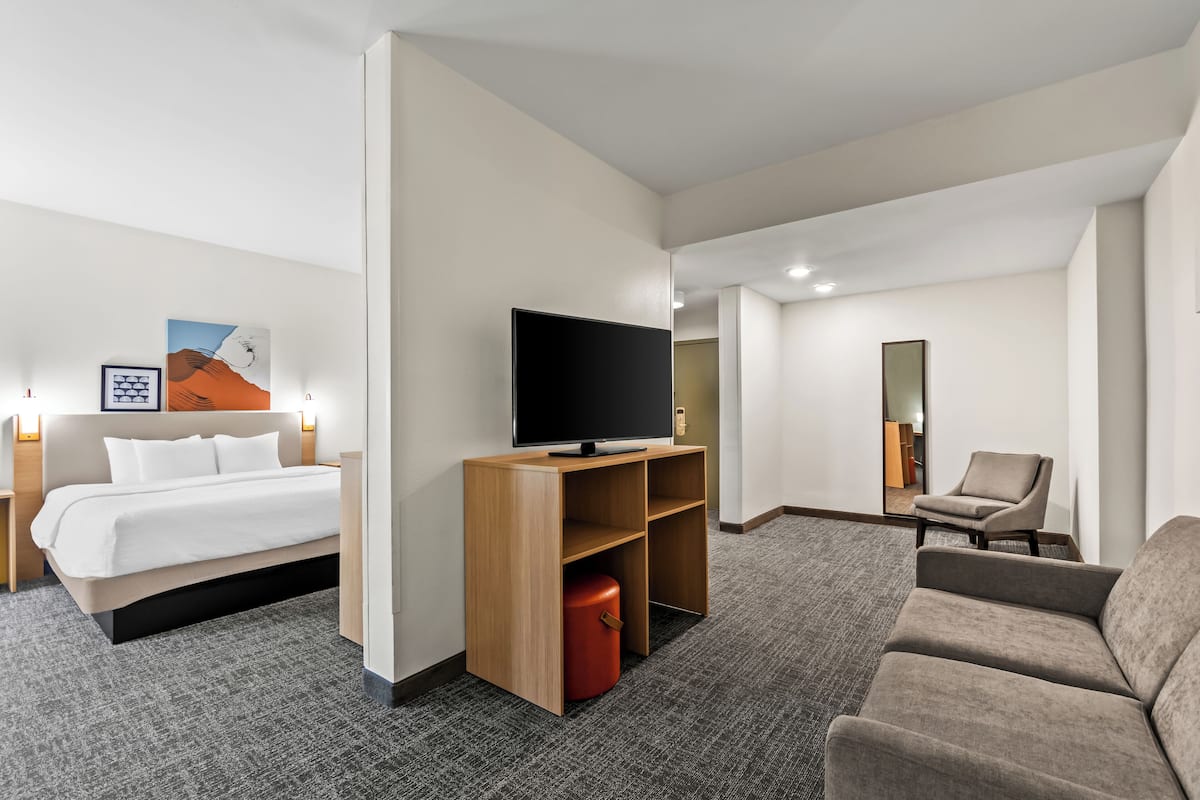 Suíte, 1 quarto | Roupas de cama premium, escrivaninha, espaço de trabalho para notebook