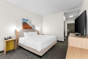 Caja de seguridad en la habitación y tabla de planchar con plancha 