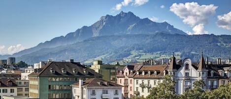 Un pueblo con edificios históricos y una montaña destacada al fondo.